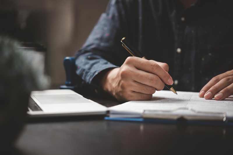 man-writting-somthing-on-paper